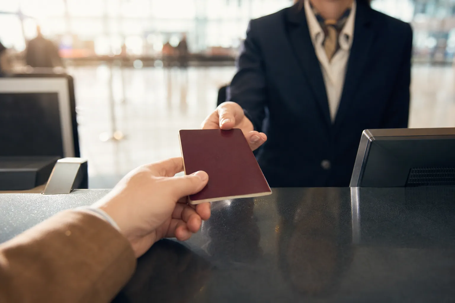 ¿Me permite ver su pasaporte?
